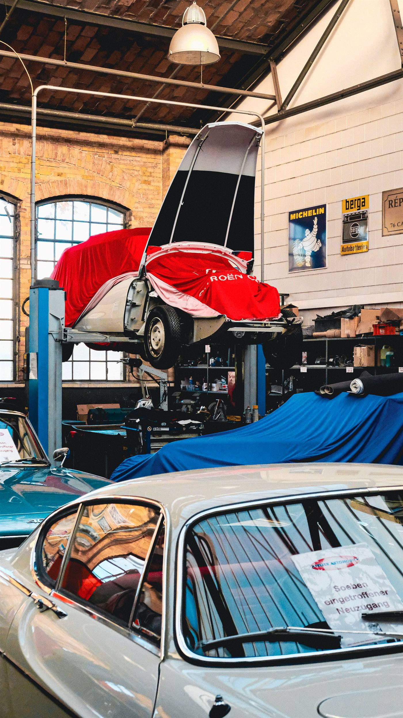 Atelier de mécanique avec des voitures anciennes sur les ponts