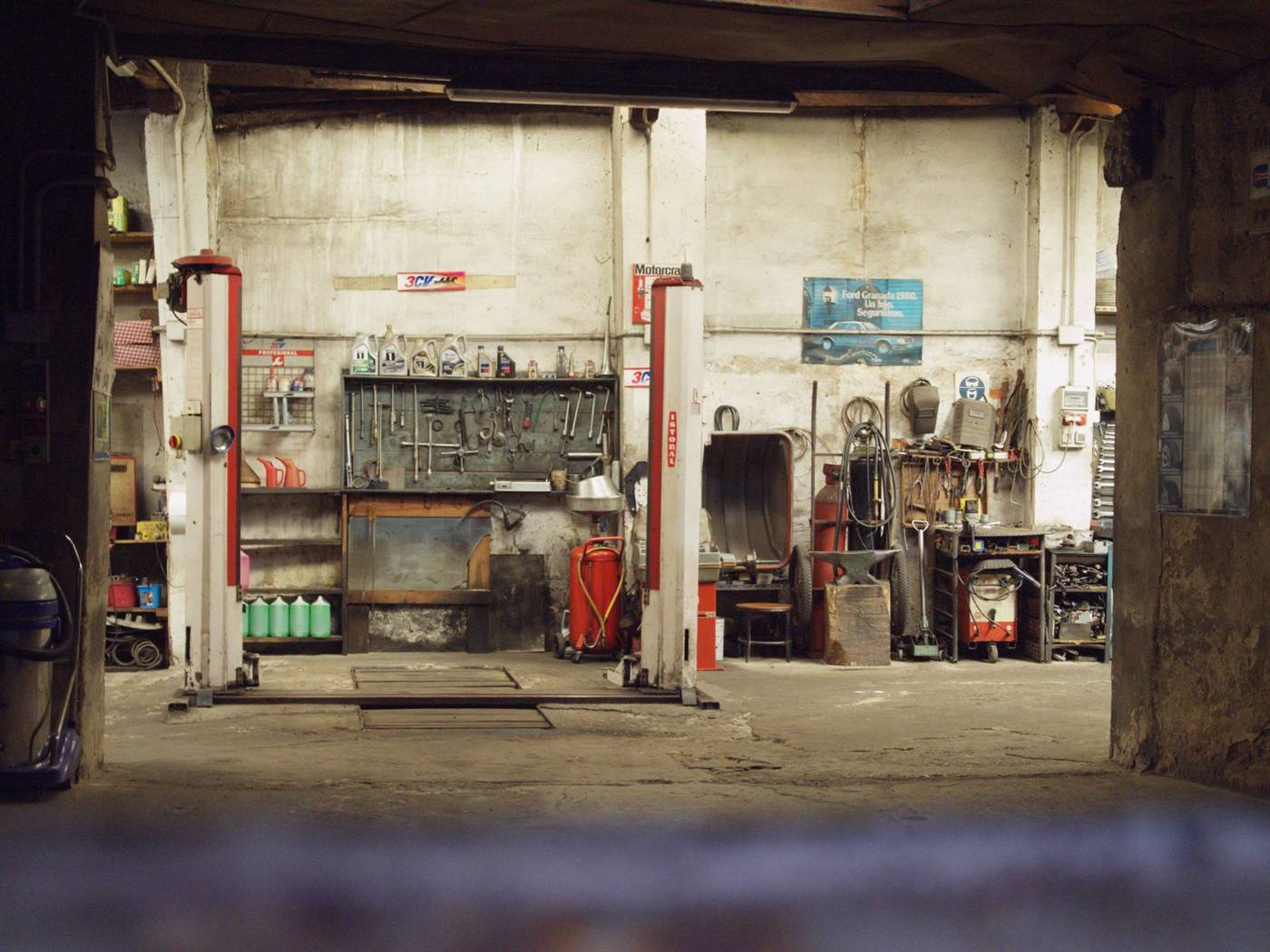 Atelier avec ponts élévateurs et outillage mural