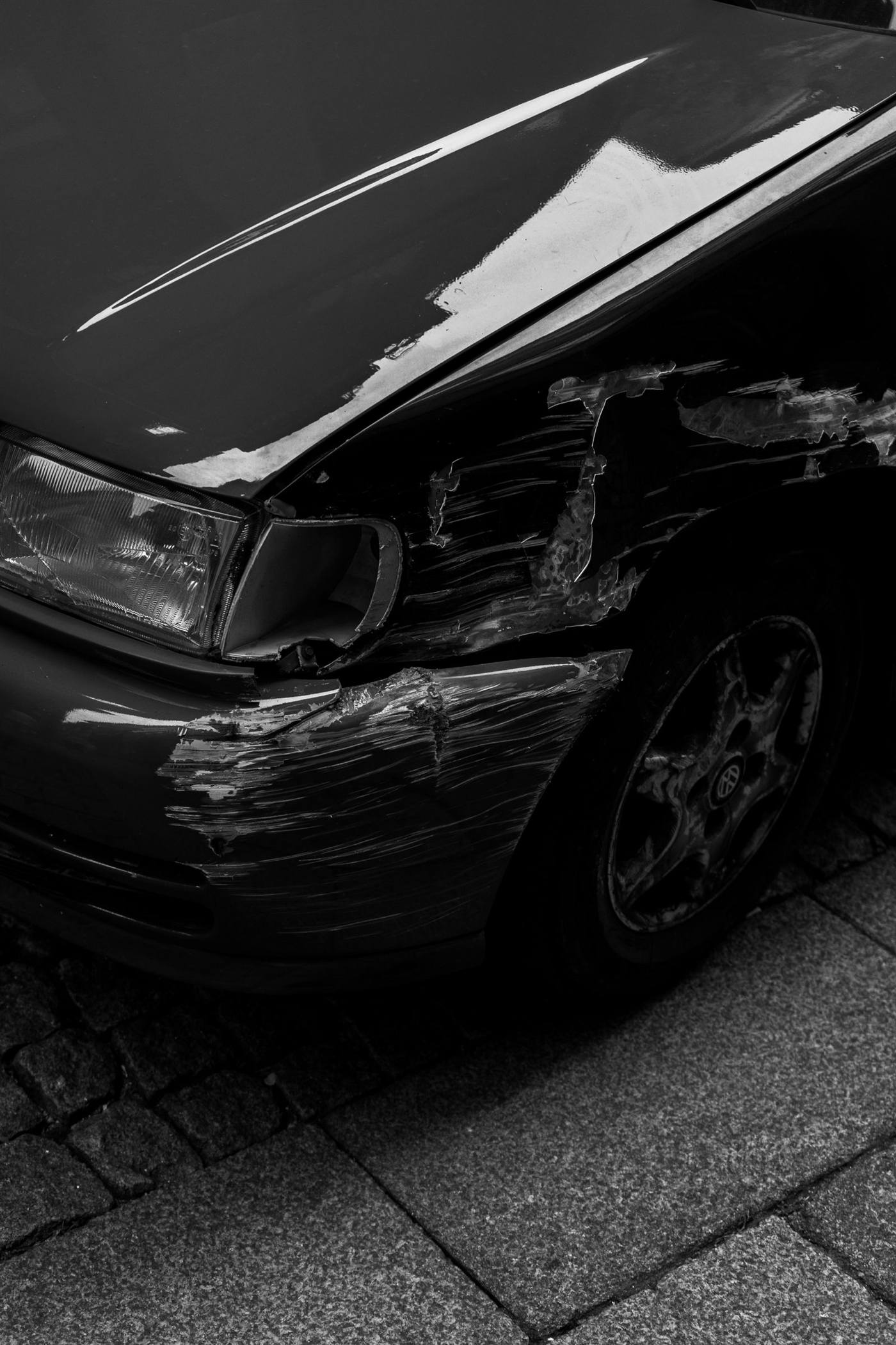 Aile avant d'une voiture endommagée après un choc