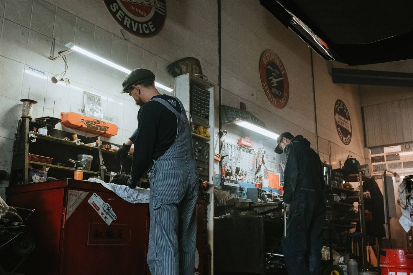 Deux mécaniciens au travail dans un atelier de garage