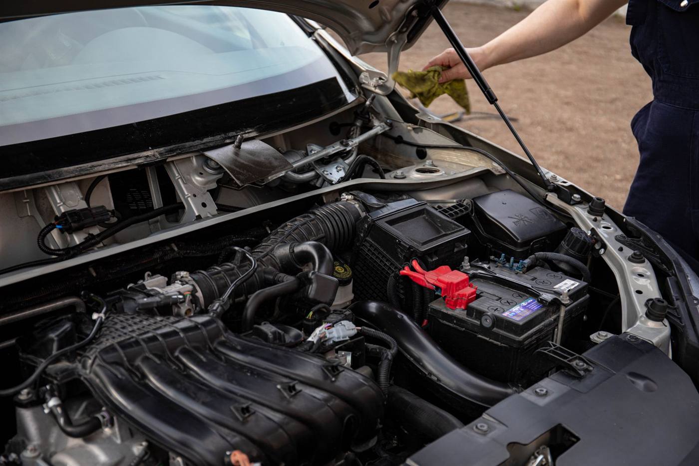 Compartiment moteur ouvert pendant une réparation