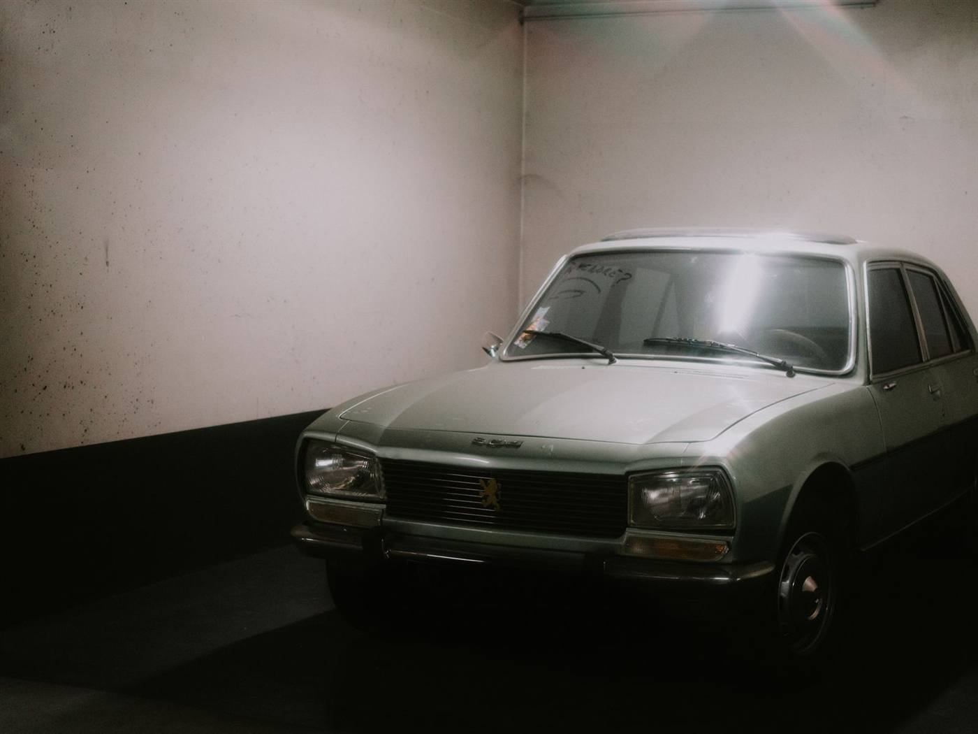 Berline ancienne garée dans un garage
